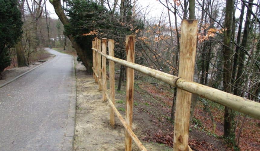 Voorbeeld van een houten schutting geplaatst op Parc Duden. We zien de basisstructuur met de horizontale palen en horizontale rails waaraan de latten worden bevestigd.