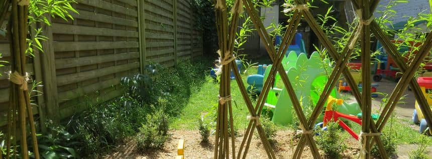 Photo d'un petit vélo d'enfant dans une cabane en saule