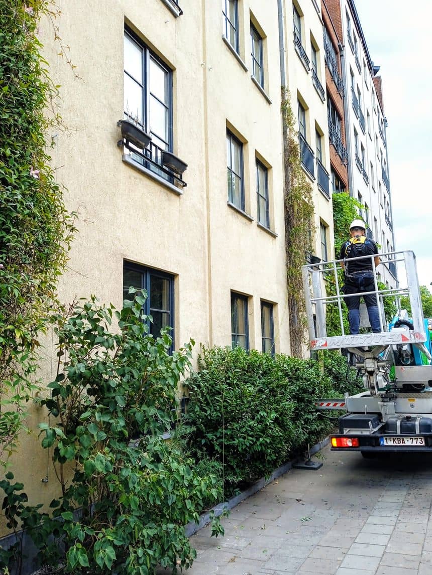 Photo d'un ouvrier sur un élévateur