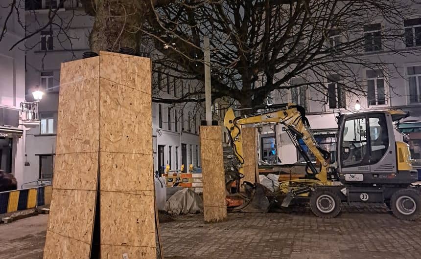 Photo d'un arbre protégé sur un chantier Place de Londres