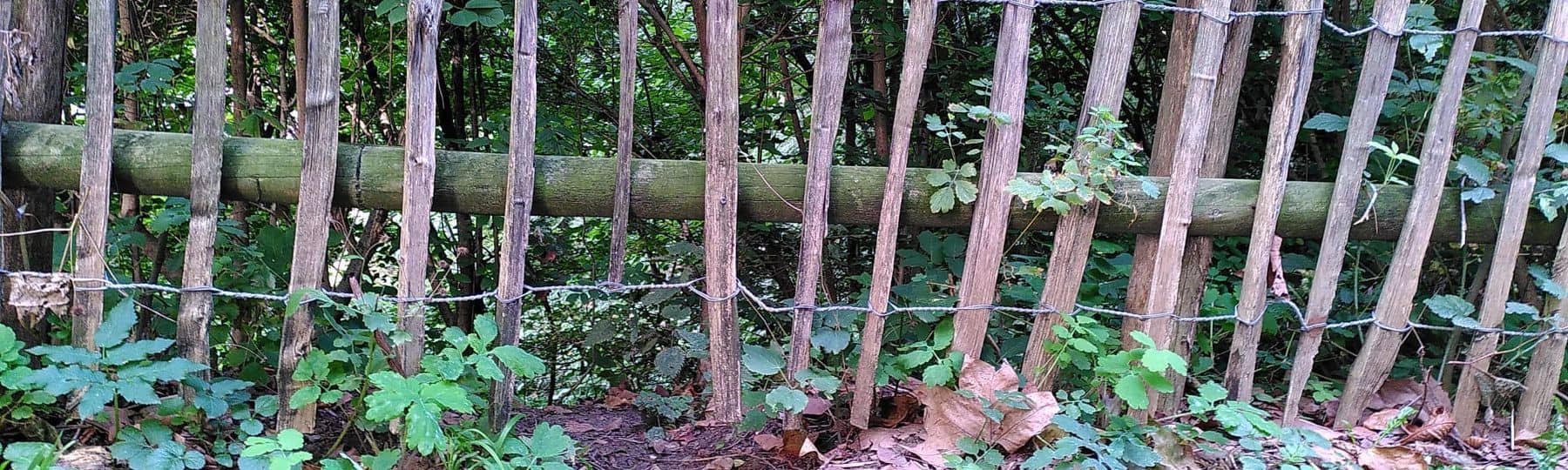 Hekwerk waarvan aan de onderkant enkele latten zijn toegevoegd om klein wild door te laten