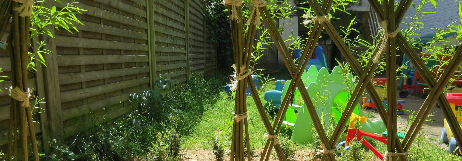 Photo d'un petit vélo d'enfant dans une cabane en saule